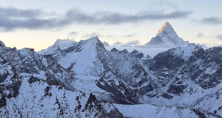 Sommets de montagnes alpines avec couverture nuageuse partielle.