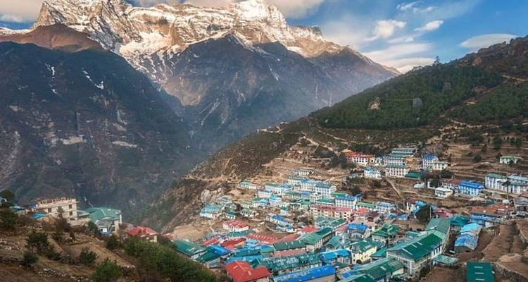Vue aérienne d'une ville colorée dans une vallée de montagne.