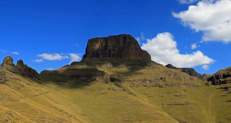 Dramático paisaje de montaña bajo un cielo azul.