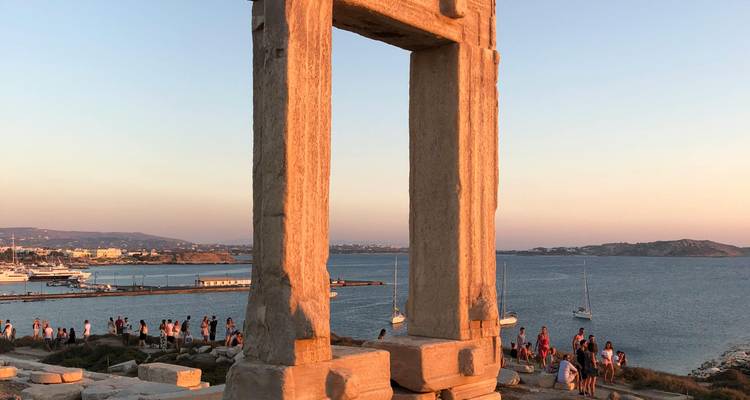 Die antike Portara bei Sonnenuntergang mit dem Meer im Hintergrund.
