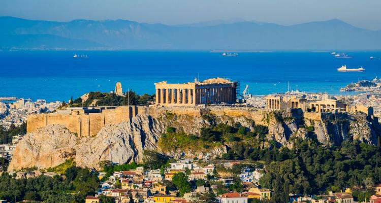 Vue de jour de l'Acropole à distance avec la vie urbaine en contrebas.