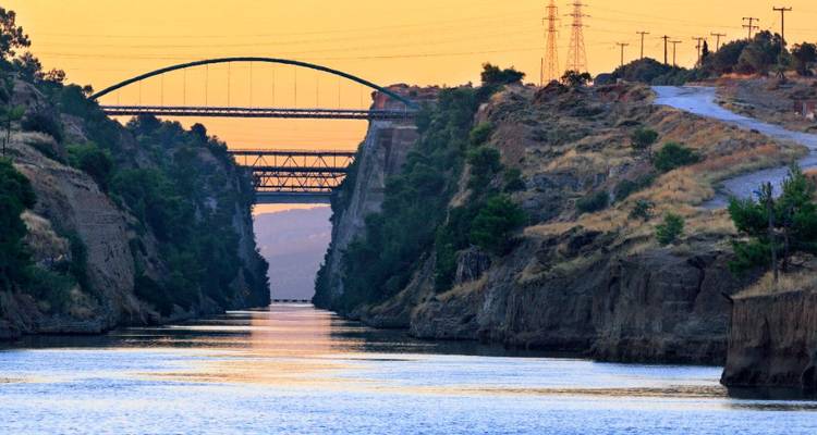 Vue du canal de Corinthe et des ponts au coucher du soleil.
