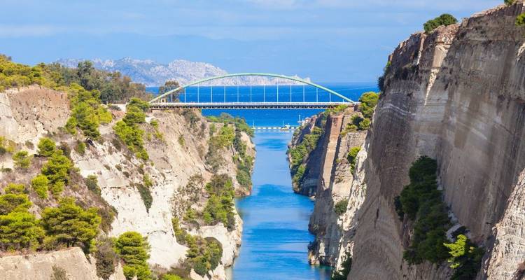 Vue diurne du canal de Corinthe avec des ponts et un ciel bleu.