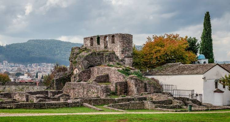Anciennes ruines abandonnées sous un ciel nuageux.
