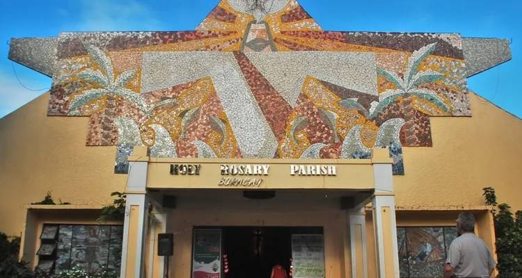 Façade de la paroisse du Saint-Rosaire avec un design de mosaïque vibrant.