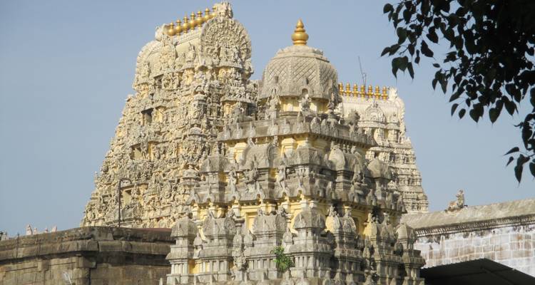 Architecture détaillée de temple ancien avec des sculptures complexes.