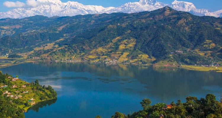 Paysage montagneux avec un grand lac au premier plan.