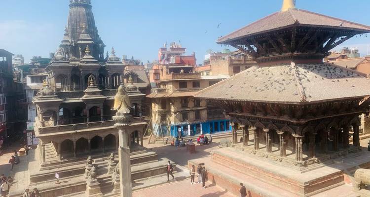 Durbar-Platz mit traditionellen Tempeln im Pagodenstil.