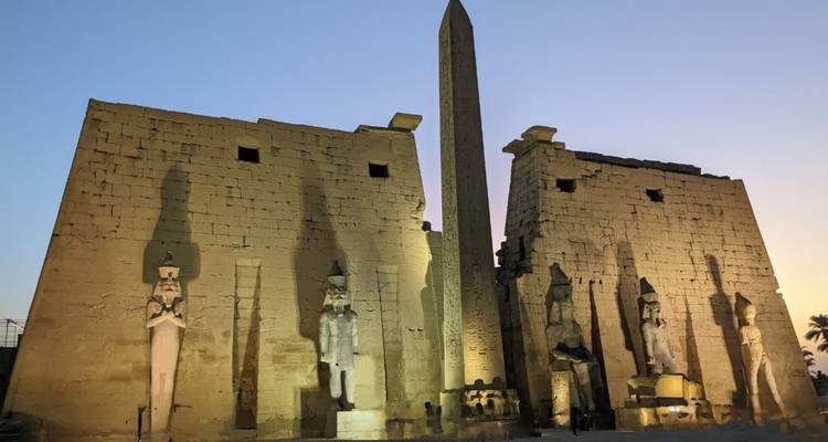 El Templo de Luxor iluminado al atardecer.