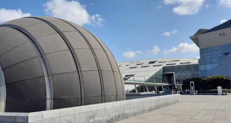 Estructuras arquitectónicas modernas con un diseño futurista.