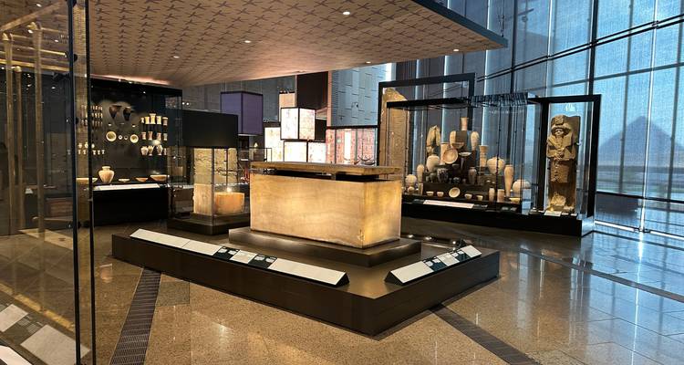 Exposición de artefactos egipcios en un museo moderno.