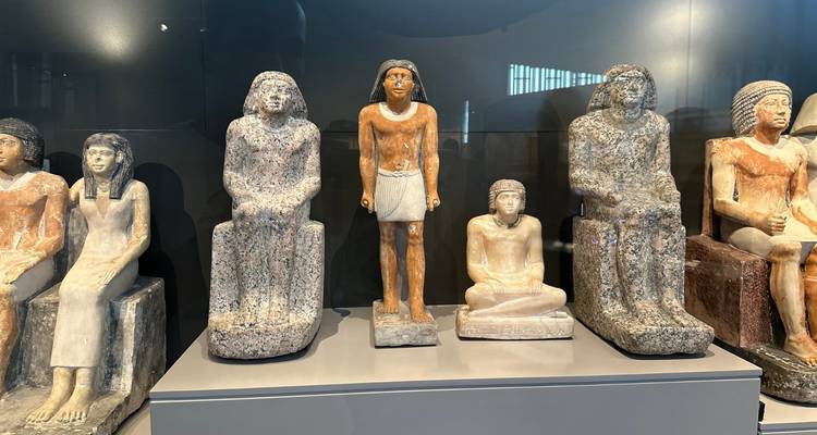 Estatuas del antiguo Egipto expuestas en un museo.
