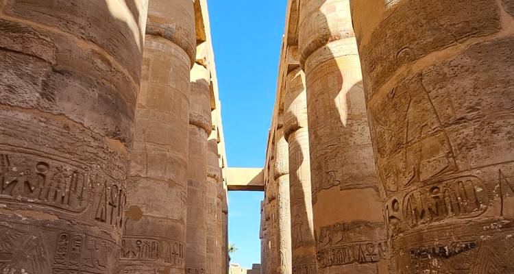 Columnas con jeroglíficos en un sitio histórico egipcio.