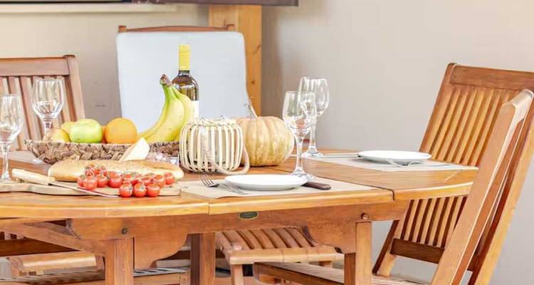 Table de repas extérieure avec nourriture et service à vin.