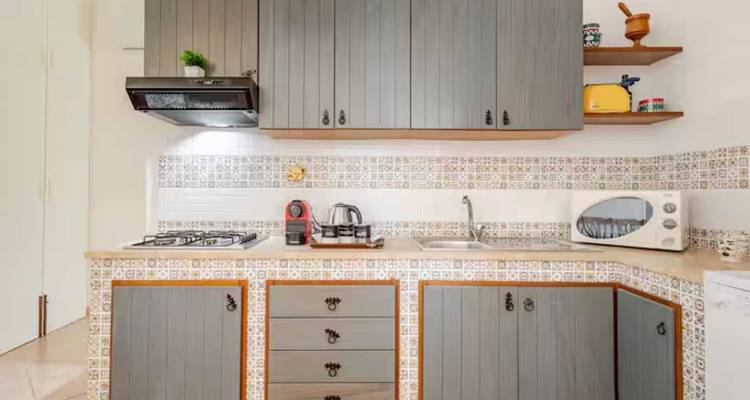 Intérieur de cuisine avec appareils de cuisson.