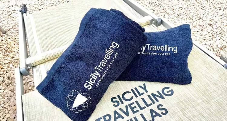 Serviettes avec le texte 'Sicily Travelling'.