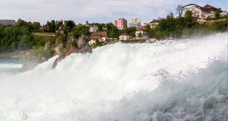 Chutes du Rhin avec brume et paysages pittoresques.