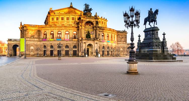 Opéra Semperoper à Dresde avec une statue au premier plan.
