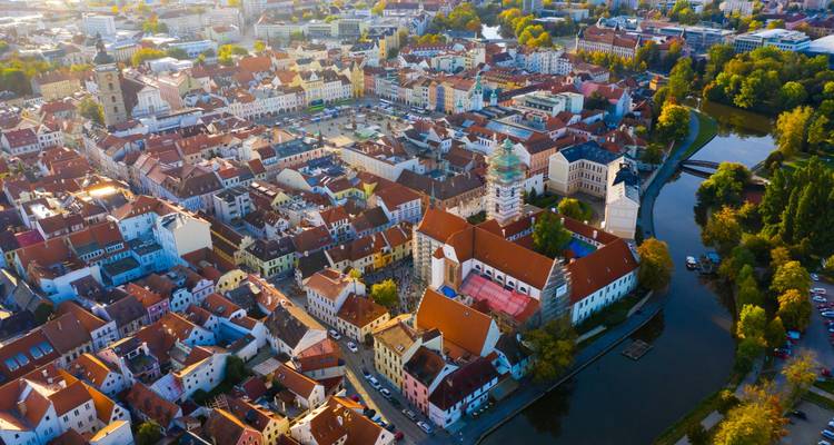 Vue aérienne d'une ville avec des bâtiments colorés et une rivière.