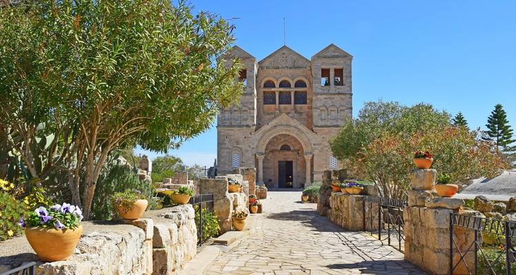 Oude kerk met twee torens en een stenen pad.