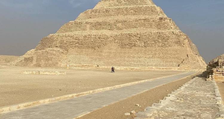 Vista panorámica de la Pirámide de Djoser en Saqqara.
