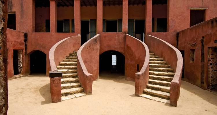 Un bâtiment historique avec des escaliers proéminents.