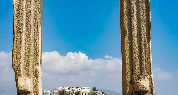 Une porte historique encadrant un village lointain.