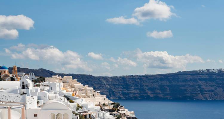 Vue panoramique de l'architecture de Santorin le long d'un littoral.