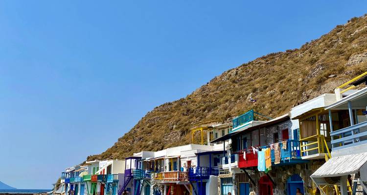 Maisons colorées construites le long d'une colline.
