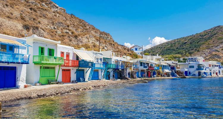Village côtier avec des maisons colorées.