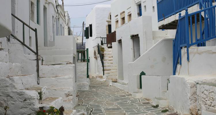 Ruelle étroite avec des bâtiments blancs traditionnels.