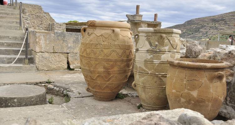 Poterie ancienne exposée dans un site archéologique.