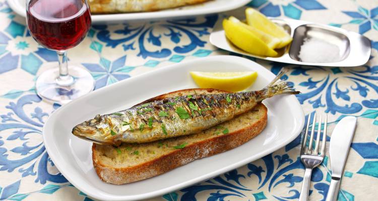Plat traditionnel portugais composé d'un poisson grillé servi sur du pain avec du citron et du vin.