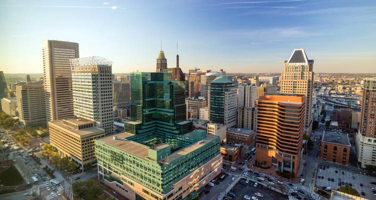 Vista aérea de una ciudad moderna con edificios altos y cielo despejado.