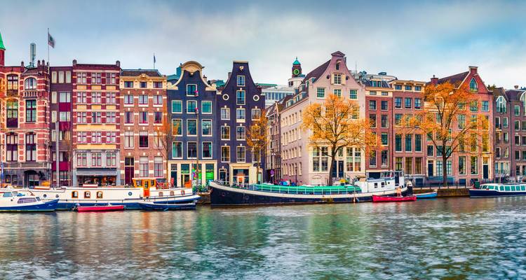 Façades colorées de maisons traditionnelles le long du canal à Amsterdam.