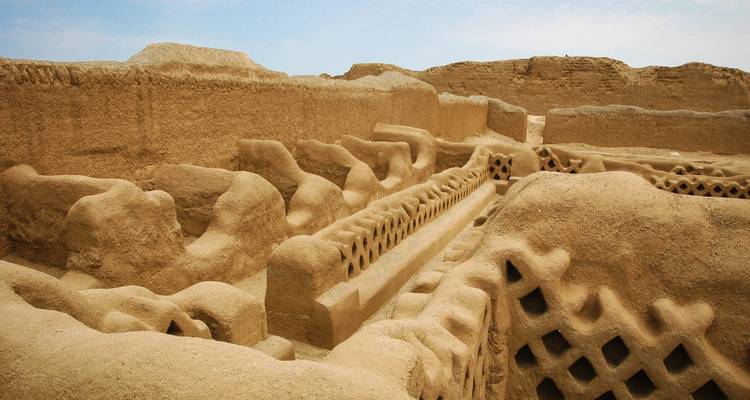 Ruinas antiguas con tallados intrincados, Chan Chan, Perú.
