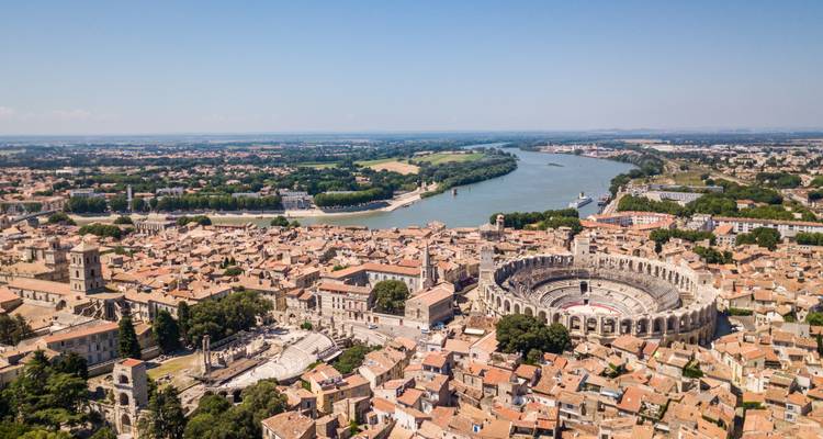 Vista aérea de Arlés con la arena romana y el río Ródano.