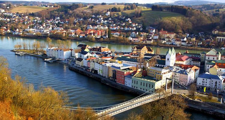 Malerische Stadt Passau am Zusammenfluss der Flüsse mit einer kleinen Hängebrücke.