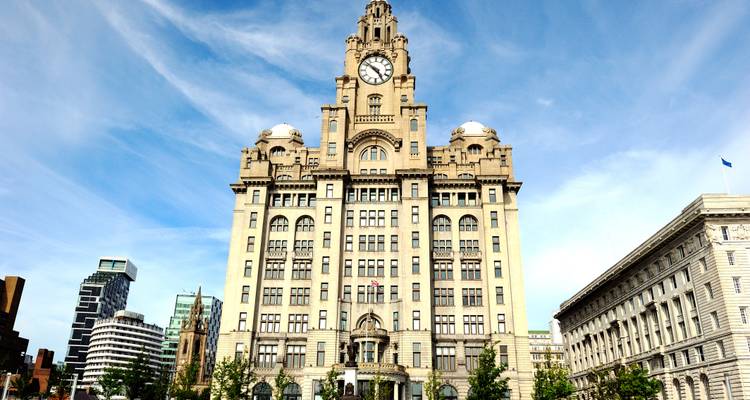 Groots koninklijk Liver-gebouw met klok bekroond dat oprijst tegen een blauwe hemel in Liverpool