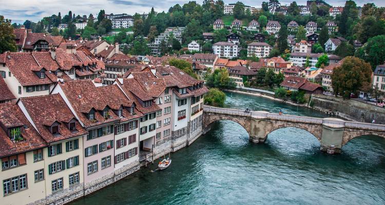 Vue pittoresque sur les toits de la vieille ville de Berne et le pont de pierre voûté enjambant la rivière turquoise
