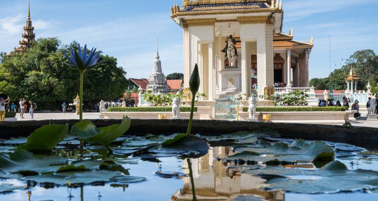 Estanque de lotos reflejando los ornamentados edificios del Palacio Real en Phnom Penh en una mañana soleada.