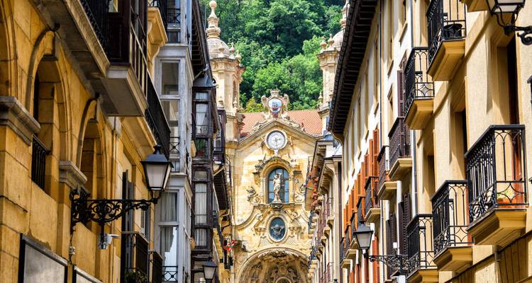 Une rue étroite à Bilbao, Espagne avec une architecture historique et des façades ornées.