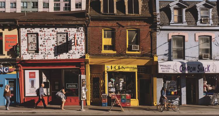 Devantures colorées avec des gens qui marchent.