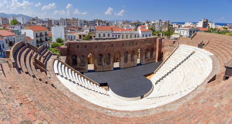 Teatro antiguo con vista a la ciudad y al mar.
