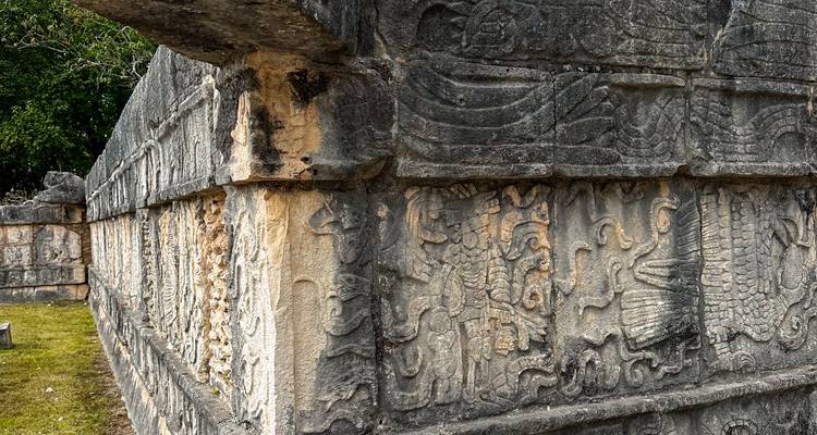 Gravures sur d'anciens murs de pierre