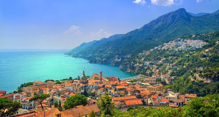 Levendig Amalfitaanse kustdorp met terracotta daken gelegen boven de sprankelende turquoise Tyrreense Zee en ruige kliffen.