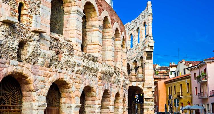 Gros plan sur les murs de l'arène romaine antique de Vérone sous un ciel bleu éclatant.