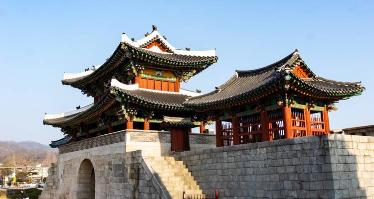 Porte de la forteresse de Hwaseong avec un ciel dégagé.