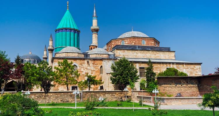 Dôme vert emblématique et minarets d'une mosquée à Konya.