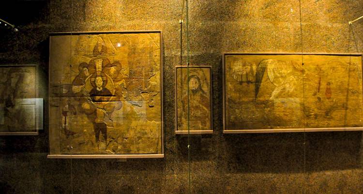 Exposición de obras de arte históricas en un entorno museístico.